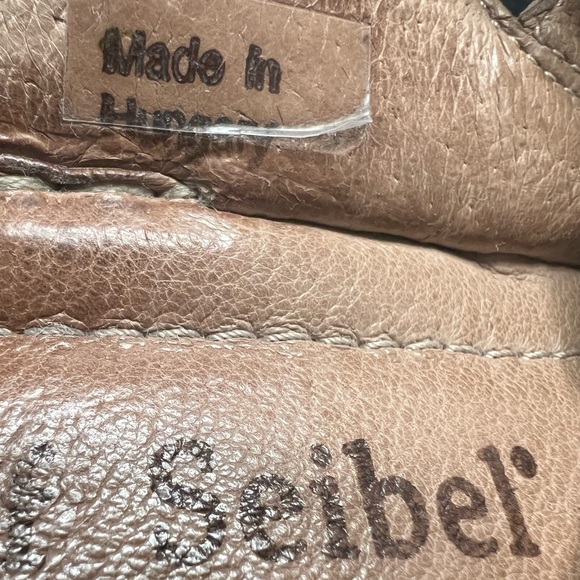 Josef Seibel slides with a 1-1/2” wedge heel - Picture 5 of 7